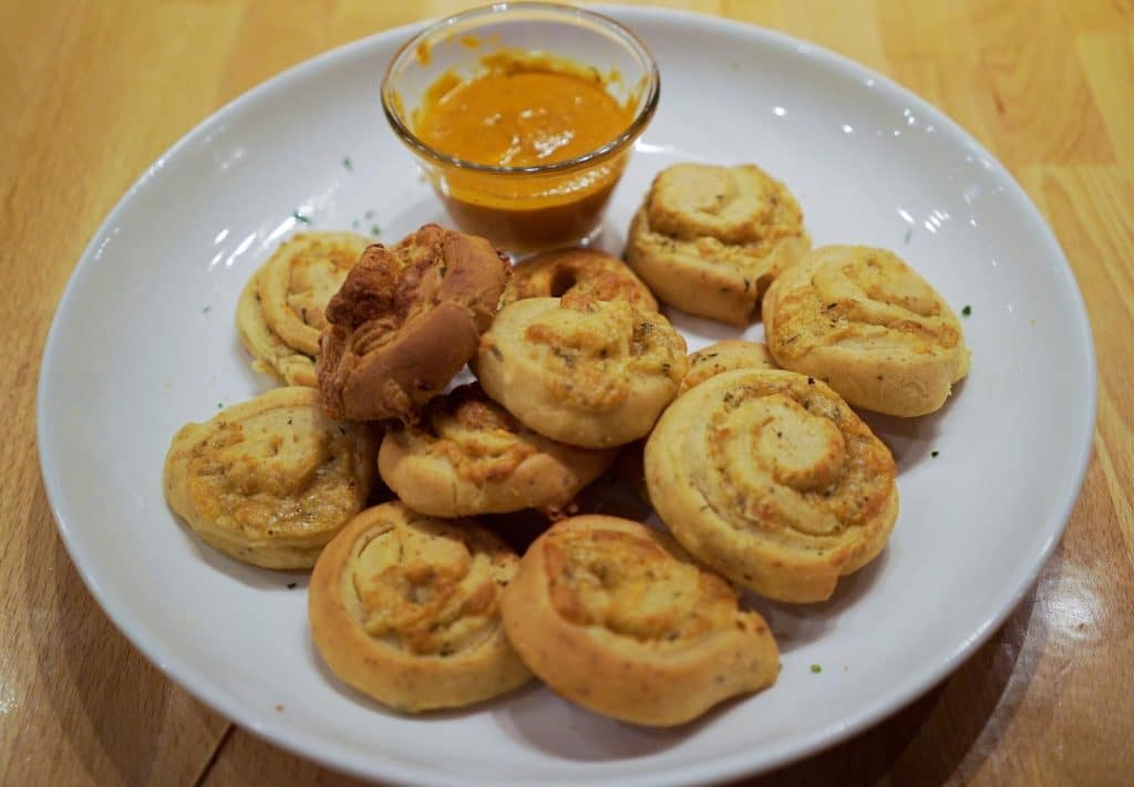 Cheese Rolls & Tomato Mariana Dip
